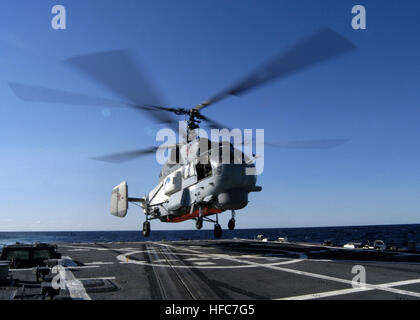 070929-N-4649C-016 Mare del Giappone (sett. 29, 2007) - Un russo KA-27 Helix elicottero atterra a bordo Arleigh Burke-class guidato-missile destroyer USS Lassen (DDG 82) durante l'esercizio Pacific Eagle. Lassen e la mia nave da guerra USS Patriot (MCM 7) hanno partecipato in esercizio Pacific Eagle, un esercizio bilaterale con la Federazione russa Marina. Stati Uniti Foto di Marina di Massa lo specialista di comunicazione 2a classe Chantel M. Clayton (rilasciato) Ka-27PS-Russia-2007 Foto Stock