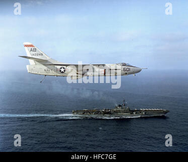 Un KA-3B Skywarrior dello squadrone VAH-10 vola sopra la portaerei USS Franklin D. Roosevelt (CVA-42) durante le operazioni navali. L'aeromobile fornisce rifornimento aereo, ricognizione e supporto per le missioni di volo aereo dei vettori, migliorando la portata operativa e la flessibilità. Foto Stock