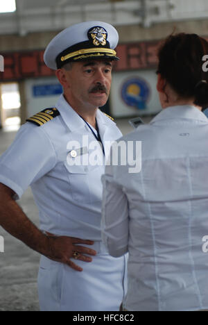 GUANTANAMO BAY, Cuba -Navy Capt. Prescott Prince, standby avvocato della difesa per presunte sett. 11 mastermind Khalid Sheikh Mohammed, indirizzi media in McCalla Hangar a seguito di un'audizione qui, 10 luglio 2008. Mohammed, che ha eletto per rappresentare se stesso nel corso del procedimento, e tre altri presunti co-cospiratori ricevuto audizioni individuali per rendere counsel elezioni a seguito di accuse di intimidazione durante un Giugno 5, 2008 arraignment. JTF Guantanamo conduce al sicuro e di assistenza umana e la custodia dei detenuti combattenti ostili. La JTF conduce operazioni di interrogazione per raccogliere intell strategici Foto Stock