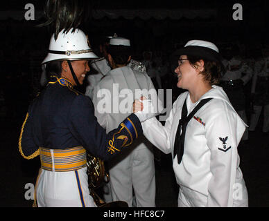 Petty Officer di terza classe Helena Giamarco, musicista della flotta del Pacifico band, dice addio ad un amico dalla Philippine Air Force Band dopo la seconda notte di spettacoli al Kuala Lumpur International Tattoo 2007. Il tatuaggio, prevista per settembre. 6-8, celebra il cinquantesimo anniversario della Malaysia l'indipendenza e la funzionalità internazionali di bande militari provenienti dagli Stati Uniti, della Giordania, Brunei, Francia, India, Repubblica delle Filippine, della Repubblica di Singapore, il Regno di Thailandia, Corea, la Repubblica islamica del Pakistan, il Regno Unito e un Maori gruppo culturale di Ne Foto Stock