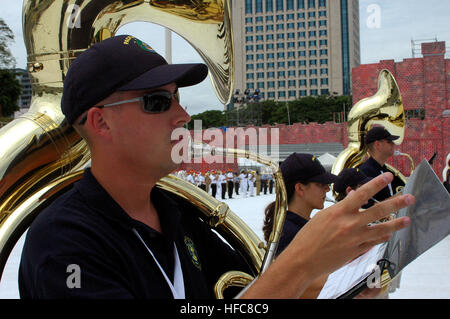 Chief Petty Officer di prima classe e musicista Brian Chaplow e altri membri della marina militare della flotta del Pacifico Band provano per le loro prestazioni in Kuala Lumpur International Tattoo 2007. L'evento si è verificato, Sett. 6-8, e ha celebrato il cinquantesimo anniversario della Malaysia l'indipendenza e la featured bande militari provenienti dagli Stati Uniti, Brunei, Francia, India, Giordania, la Repubblica di Corea, la Repubblica delle Filippine, della Repubblica di Singapore, il Regno di Thailandia e la Repubblica islamica del Pakistan e nel Regno Unito, e un Maori gruppo culturale dalla Nuova Zelanda. Kuala Lumpur 60208 Tatuaggio Foto Stock