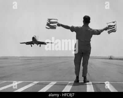 Segnale di atterraggio ufficiale con FJ-3 durante il vettore di campo pratica di atterraggio c1954 Foto Stock