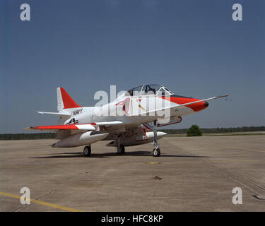 Una vista anteriore destra di un TA-4J Skyhawk aeromobili. Il deposito è di terminare la sua A-4 Deposito Standard di manutenzione di livello (SLDM) programma con il programma che viene spostato alla Naval Air Rework Facility, Cherry Point, North Carolina. Ultimo TA-4J ristrutturato in Pensacola NAS 1991 Foto Stock