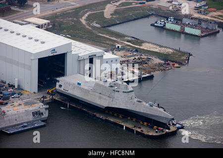 150224-N-EW716-002 MOBILE, Ala. (feb. 24, 2015) una vista aerea del futuro programma Littoral Combat Ship USS Gabrielle Giffords LCS (10) durante la sua sequenza di lancio alla Austal USA cantiere navale. Il lancio del Gabrielle Giffords segna un importante traguardo della produzione per il programma Littoral Combat Ship programma. (U.S. Navy foto/RILASCIATO) Lancio di USS Gabrielle Giffords (LCS-10) nel febbraio 2015 Foto Stock