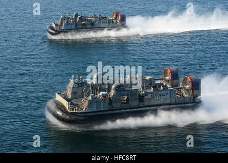 Mar Baltico (feb. 12, 2015) DEGLI STATI UNITI Navy Landing Craft Air Cushion (LCAC) veicoli effettuare manovre durante le operazioni del Baltico (BALTOPS) 2015. BALTOPS è una multinazionale annuale di esercizio progettata per migliorare la flessibilità e interoperabilità, come pure dimostrare risolvere tra alleati e partner le forze per la difesa della regione del Baltico. (U.S. Foto di Marina di Massa lo specialista delle comunicazioni di terza classe Timoteo M. Ahearn/RILASCIATO) 150612-N-HX127-125 Unisciti alla conversazione: http://www.navy.mil/viewGallery.asp http://www.facebook.com/USNavy http://www.twitter.com/USNavy http://navylive.dodlive.mil http://pintere Foto Stock