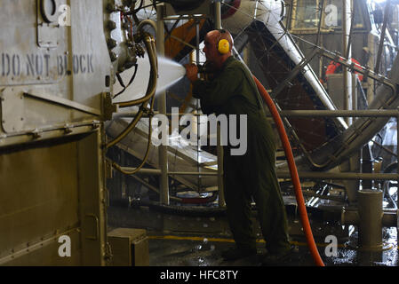 160922-N-GB113-042 OCEANO ATLANTICO. (Sett. 22, 2016) - di Boatswain Mate 2a classe Anthony Pacitto utilizza un tubo di acqua dolce per lavare l'acqua salata off di un cuscino di aria Landing Craft (LCAC) nel pozzo ponte dell'assalto anfibio nave USS Bataan (LHD 5). Bataan sta attualmente conducendo squadrone anfibio 8 e XXIV Marine Expeditionary Unit formazione integrata. (U.S. Foto di Marina di Massa Specialista comunicazione marinaio apprendista Zachariah Grabill/RILASCIATO) Operazioni LCAC 160922-N-GB113-042 Foto Stock