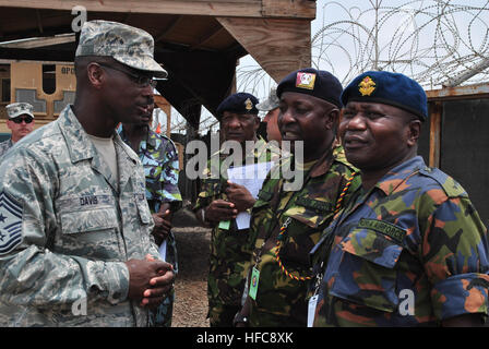 CAMP LEMONNIER, Gibuti (27 marzo 2012) - Combined Joint Task Force - Corno d Africa comando arruolati Senior leader, U.S. Air Force Chief Master Sgt. James E. Davis, Kenya Air Force Base Sgt. Grande Maurice Atsango Matwang'a (a destra) e Kenya esercito Addestramento alle armi Sgt. Principali David Karisa Barisa discutere una ispezione del personale hanno appena completato qui Marzo 27 durante una visita con la Task Force Raptor soldati provenienti da Stati Uniti Esercito il 3° Stormo, 124reggimento di cavalleria, Texas Esercito nazionale di protezione. CJTF-HOA ha ospitato i quattro keniote Ministero della Difesa senior leader arruolato per lo scambio delle migliori pratiche e enha Foto Stock