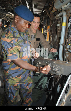 CAMP LEMONNIER, Gibuti (27 marzo 2012) - Kenya Air Force Base Sgt. Grande Maurice Atsango Matwang'a esamina una 0,50 Caliber machine gun durante un tour della CH-53E Super Stallion elicottero data dalla U.S. Marine Corps Staff Sgt. Dustin Silvey, un capo equipaggio con Marine elicottero pesante Squadron 461. Matwang'a, insieme con altri tre kenioti arruolati senior leader, è in visita a senior arruolato membri presso la Combined Joint Task Force - Corno d Africa per condividere idee su arruolato i ruoli di leadership nella esecuzione della missione. (U.S. Navy foto di comunicazione di massa Senior Chief Petty Officer Maria R. Escamilla Foto Stock