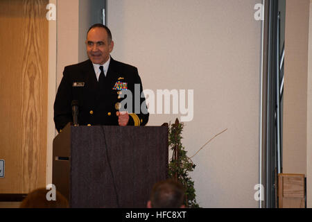 SILVERDALE, nello Stato di Washington (11 marzo 2016) - Posteriore Adm. Charles Richard, Direttore, Undersea Warfare Division, indirizzi oltre 150 militari e funzionari di governo e rappresentanti di varie industrie e università durante il decimo bi-annuale di deterrente nucleare simposio tenutosi presso la spiaggia di Silverdale Hotel sala da ballo. Il simposio offre un forum non classificato per i politici e gli esperti in materia di nucleare per discutere questioni circa la situazione attuale e futura postura di U.S. forze strategiche, con il fuoco primario sul mare-basato gamba della triade. (U.S. Navy foto di Lt. La Cmdr. Michael Smith/RILASCIATO) Piombo Foto Stock