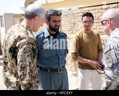 Afghan Lt. Gen. Mohammed Daud, commander, 303Regionale Polizia Zona, parla con il comandante, ISAF Regional Command North, Esercito Tedesco Il Mag. Gen. Markus Kneip e vice, ISAF Regional Command North, U.S. Esercito Brig. Gen. Sean Mulholland prima di una cauzione shura tenutasi il Camp Marmal. La sicurezza shura, che ha visto la partecipazione di tutti i team combinato nord comandanti, dà una possibilità per i dirigenti regionali di parlare di corrente, in corso e future operazioni di sicurezza. La missione di ISAF è di fornire sostegno per l'Afghanistan nella creazione di un governo funzionante e struttura di amministrazione, mentre preservin Foto Stock