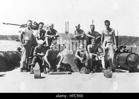 Lt. John F. Kennedy con altri marinai a bordo USS PT-109 Foto Stock