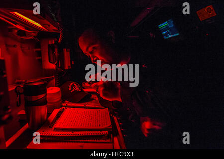 Salomone mare (sett. 4, 2013) Lt. Robert Hecox, cappellano a bordo il dock landing ship USS Germantown (LSD 42), recita la preghiera della sera nel corso della nave di 1MC. Germantown è parte del Bonhomme Richard anfibio gruppo pronto e, con l'avviato 31 Marine Expeditionary Unit, sta attualmente conducendo routine joint-operazioni vigore negli Stati Uniti 7 Flotta Area di responsabilità. (U.S. Foto di Marina di Massa lo specialista di comunicazione 2a classe Andrew B. Chiesa/RILASCIATO) 130904-N-UE577-194 Unisciti alla conversazione http://www.navy.mil/viewGallery.asp http://www.facebook.com/USNavy http://www.twitter.com/USN Foto Stock