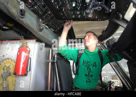 Petty Officer 2a classe Roberto Vasquez esegue un controllo del sistema su una SH-60F Seahawk, assegnato al 'Cavalieri Neri' di elicottero Anti-Submarine Squadron 4, durante la manutenzione di routine controllare nell'hangar bay della Nimitz-class portaerei USS Ronald Reaga. Come un aviation electronics tecnico, Vasquez riparazioni i componenti elettronici delle armi, comunicazioni, radar, navigazione, anti-guerra sottomarina sensori, electronic warfare, data link controllo di fuoco, e tattiche visualizza. Ronald Reagan è attualmente implementata per la Quinta Flotta/NAVCENT area di responsabilità. Operazioni in t Foto Stock