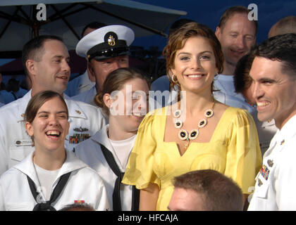 080518-N-6582H-057 CANNES, Francia (19 maggio 2008) velisti assegnati per la portaerei USS Harry Truman (CVN 75) visualizzati sul televisore visualizza Accesso con Hollywood Gossip ragazze hostess Maria Menounos mentre frequentano il 2008 Cannes Film Festival. Stati Uniti Foto di Marina di Massa Specialista comunicazione marinaio reclutare Jared C. Hall (rilasciato) Maria Menounos su Harry Truman Foto Stock