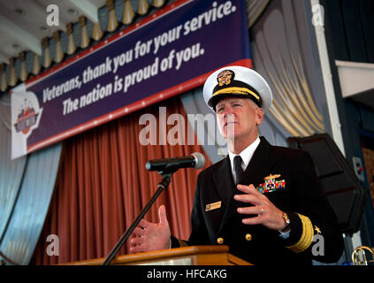 Adm posteriore. P. Gerard Hueber, comandante di Expeditionary Strike gruppo 3, offre commento durante un U.S. La banda della marina militare in concerto a Jack London Square in onore di East Bay veterani come parte di San Francisco Fleet Week 2012. San Francisco Settimana della flotta è prevista da ottobre 3-8 e porta più di 2.500 marinai, Marine e le coste guardie da quattro navi per la città di San Francisco al fine di evidenziare il personale, la tecnologia e le funzionalità di servizi marittimi. Gli Stati Uniti Marina ha un 237-anno patrimonio di difendere la libertà e sporgenti e di proteggere gli interessi degli Stati Uniti in tutto il mondo. Unisciti alla conversatio Foto Stock