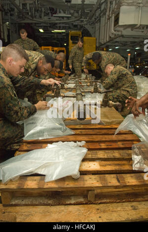 Marines a bordo della USS Essex (LHD 2) riempire 5 galloni di acqua in sacchetti della nave veicolo superiore di spazio di archiviazione per eventuale assistenza umanitaria. L'Essex Expeditionary Group è la cottura a vapore per il supporto di un potenziale assistenza umanitaria tasking nella scia del ciclone Nargis. (U.S. Navy foto/Petty Officer di terza classe Gabriel S. Weber) Marines e marinai preparare possibili esteri assistenza umanitaria 87877 operazioni Foto Stock