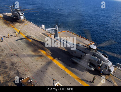 Un CH-53E Super Stallion elicottero scende verso il ponte di volo durante le operazioni di sbarcare Marines dopo un programmato sei mesi di distribuzione a bordo di un assalto anfibio nave USS Peleliu. Peleliu è il prodotto di punta della Peleliu Expeditionary Strike gruppo. Marines sbarcare dopo sei mesi di distribuzione a bordo della USS Peleliu 126446 Foto Stock