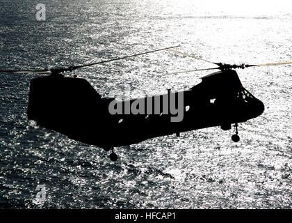 Un CH-53E Super Stallion elicottero si avvicina all'assalto anfibio nave USS Peleliu durante le operazioni di sbarcare Marines dopo un programmato sei mesi di distribuzione. Peleliu è il prodotto di punta della Peleliu Expeditionary Strike gruppo. Marines sbarcare dopo sei mesi di distribuzione a bordo della USS Peleliu 126458 Foto Stock