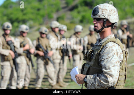 GUANTANAMO Bay a Cuba - Marine Corps Sgt. Nickolas Finewood, plotone guida per Marine Corps sicurezza società forza di Guantanamo Bay, gamma spiega le procedure di sicurezza per una qualifica sparare a gamma Grenadillo, U.S. Stazione navale di Guantánamo Bay, 26 maggio 2010. Il Marine Corps Company fornisce la sicurezza per la base e supporta le missioni di sicurezza con Joint Task Force Guantanamo. JTF Guantanamo conduce al sicuro, umano, legale e trasparente di cura e custodia dei detenuti, compresi quelli condannati dalla commissione militare e quelli ordinati rilasciato da un tribunale. La JTF conduce la raccolta di intelligence, Foto Stock