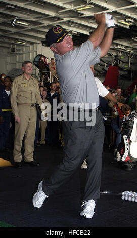 040303-N-5319A-007 Golfo Arabico (Mar. 3, 2004) - marinai watch professional golfer Mark O'Mara ha colpito un paio di palle da golf durante una dimostrazione in hangar della centrale nucleare powered portaerei USS George Washington (CVN 73). Tiger Woods accompagnato dal suo fidanzato Elin Nordegren, PGA player Mark O'Meara e caddie Steve Williams e Greg Rita ha visitato il Norfolk, Virginia in base portante nel Golfo Arabico prima di partecipare all'European PGA Tour di Dubai Desert Classic il giovedì. La George Washington Carrier Strike gruppo (CSG) e Carrier aria Wing sette (CVW-7) sono distribuiti al Arabia Foto Stock