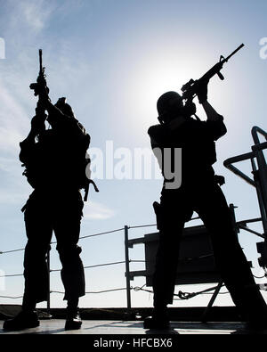 160616-N-EH218-560 Mare delle Filippine (16 giugno 2016) - Intendente di terza classe Kevin Harris, a sinistra e a fuoco Controlman 2a classe Wojclech Gacek, membri della visita, scheda, ricerca e sequestro (VBSS) team assegnato alle visite-missili cruiser USS Mobile Bay (CG 53), impostare una bolla di sicurezza a bordo della Marina Indiana Deepak-classe oliatore della flotta INS Shakti (A57) durante la conduzione di comuni operazioni VBSS durante l'esercizio Malabar 2016. Un trilaterale esercizio marittimo, Malabar è progettato per migliorare la cooperazione dinamica tra la Marina indiana, JMSDF e U.S. Le forze della marina in Indo-Asia-Pacifico. (U.S. Navy Foto Stock