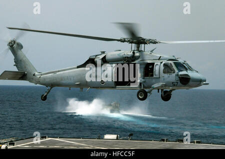 080531-N-5067K-104 Mare delle Andamane (31 maggio 2008) un MH-60S Seahawk elicottero assegnato al "isola" dei Cavalieri di elicottero di mare squadrone di combattimento (HSC) 25 prende il largo come una Landing Craft Air ammortizzata (LCAC) si diparte il bene del ponte della nave anfibio USS harpers Ferry (LSD 49). Harpers Ferry è parte dell'Essex anfibio gruppo pronto, che è in attesa in acque internazionali al largo della costa della Birmania in sostegno della Joint Task Force risposta assistenziale, un aiuto umanitario il funzionamento sviluppato sulla scia del ciclone Nargis. Stati Uniti Foto di Marina di Massa lo specialista di comunicazione 1a classe Michael D. Kenn Foto Stock