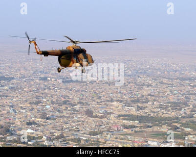 Mazar-e Sharif, Afghanistan (13 novembre 2010) - Un esercito nazionale afghano Mi-17 elicottero sorvola l'Afghanistan settentrionale città di Mazar-e Sharif a seguito di una missione di alimentazione di un avamposto a Qush Tappeh, Afghanistan. (Foto di MC1 Eric S. Dehm, Navy US) Mi-17 elicottero sorvola la northern città afgana-croped Foto Stock