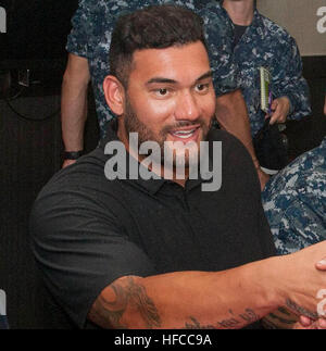 160707-N-VR008-031 PEARL HARBOR (Luglio 7, 2016) National Football League campione Michael Ho'omanawanui, stretta estremità per New Orleans Saints, ha il pranzo con l'assalto anfibio nave USS America (LHA 6) l'equipaggio. L'America è attualmente ormeggiato a base comune Harbor-Hickam perla per Rim del Pacifico 2016. Venti-sei nazioni, più di 40 navi e sottomarini, più di 200 aerei e 25.000 personale partecipano RIMPAC dal 30 giugno al 4 agosto, in e intorno alle Isole Hawaii e la California del Sud. Il più grande del mondo marittimo internazionale esercitazione RIMPAC fornisce un unico della formazione Foto Stock