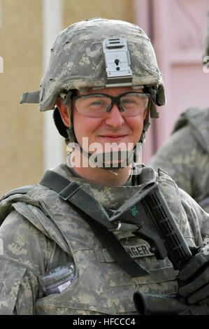 Un U.S. Soldato da Charlie truppa, primo plotone, 1-150th corazzato squadrone di ricognizione, trentesimo Heavy Brigade Combat Team, 1a divisione di cavalleria da Bluefield, W.Va., guarda la telecamera durante un incontro a Samir ambulatorio medico per discutere eventuali micro-sovvenzioni per un dentista di sedia operativa, maternità servizi per la gente del posto e accesso ad acqua potabile pulita per la clinica, in Radwaniyah, Baghdad, Iraq, Ottobre 3, 2009. Mentre nel corso della riunione, i membri dell'1-150th sono stati in grado di spendere tempo interagendo con gli enti locali di bambini iracheni e partecipare degli iracheni cibo presentato dalla Samir clinica medica personale. Stampa MICR Foto Stock