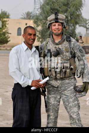 Stati Uniti Soldati di Charlie truppa, primo plotone, 1-150th corazzato squadrone di ricognizione, trentesimo Heavy Brigade Combat Team, 1a divisione di cavalleria da Bluefield, W.Va., condurre una riunione a Samir ambulatorio medico per discutere eventuali micro-sovvenzioni per un dentista di sedia operativa, maternità servizi per la gente del posto e accesso ad acqua potabile pulita per la clinica, in Radwaniyah, Baghdad, Iraq, Ottobre 3, 2009. Mentre nel corso della riunione, i membri dell'1-150th sono stati in grado di spendere tempo interagendo con gli enti locali di bambini iracheni e partecipare degli iracheni cibo presentato dalla Samir clinica medica personale. Micro-concessione discussioni Foto Stock