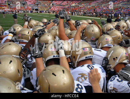 Gli Stati Uniti Accademia navale aspiranti guardiamarina huddle la prima scuola del primo gamma gioco di gioco del calcio della stagione sett. 6, 2010, al M&T Bank Stadium di Baltimora. L'Accademia Navale perso per l'Università del Maryland, 17-14. (U.S. Foto di Marina di Massa lo specialista di comunicazione 1a classe Ciad Runge/RILASCIATO) aspiranti guardiamarina in huddle a Navy in Maryland 2010-09-06 Foto Stock