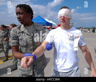 MISAWA COMBATTÉ AIR BASE, Giappone (Agosto 30, 2012) un U.S. Air Force emergency responder dalla 35th Medical Group evacua una simulazione casulaty durante un incidente rilevante esercizio di risposta (mare) a Misawa combatté la base dell'aria. Misawa combatté Air Base conduce questo esercizio annualmente per dimostrare l efficacia del personale di base la capacità di gestire una massa vittima della situazione. (U.S. Foto di Marina di Massa lo specialista di comunicazione 2a classe Kenneth G. Takada/RILASCIATO) Misawa combatté Air Base conduce mass casualty esercizio 120830-N-VZ328-005 Foto Stock