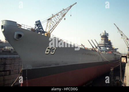 Una porta vista di prua della nave da guerra USS Missouri (BB 63) in fase di riattivazione e ammodernamento. Missouri modernizzato Foto Stock