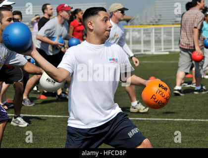 Petty Officer di terza classe Rigo Venegas, da Houston, si avvolge per un tiro come membri delle attività della flotta comunitaria Yokosuka tentativo di battere il record del mondo per la maggior parte delle persone in un dodge ball game. L evento è stato parte del mese del bambino militare festeggiamenti che aiutano i genitori a promuovere un attivo e uno stile di vita sano per i loro figli. Mese del bambino militare festeggiamenti 164803 Foto Stock