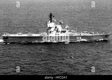 Antenna di fascio di tribordo vista dei sovietici classe Moskva guidato aviazione missili cruiser Leningrado in corso. Moskva helecopter di classe carrier Foto Stock