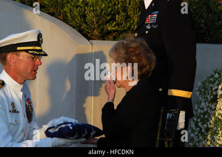 040611-N-1450G-049 Simi Valley, California (Jun. 11, 2004) - Comandante, USS Ronald Reagan (CVN 76), Cap. James A. Symonds, presenta l ex Presidente Ronald Reagan scrigno flag per ex First Lady Nancy Reagan durante il confino a servizi tenuti presso la Ronald Reagan Presidential Library in Simi Valley, California La bandiera è stata percorsa all ex Presidente Ronald Reagan inaugurazione. L osservanza concluso il giro membro i funerali di Ronald Reagan, quarantesimo Presidente degli Stati Uniti che è deceduto il 5 giugno 2004. Stati Uniti Navy foto dal fotografo di mate 1. Classe Jon D. Gesch (RELEA Foto Stock