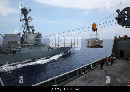 160419-N-IX266-012 USNS CHARLES DREW, in mare-trasporto di carichi secchi e munizioni nave USNS Charles Drew (T-AKE 10) trasferisce il carburante e carico di rifornimento al missile destroyer USS Stockdale (DDG 106) durante un rifornimento in mare (RAS) Aprile 19. Il RAS si è verificato durante il transito dopo la multilaterale esercitazione navale di Komodo, che featured 35 marine attraverso la Indo-Asia-regione del Pacifico. (U.S. Foto della marina da Grady T. Fontana/RILASCIATO) MSC USNS Charles Drew condotta del rifornimento trilaterale in mare 160419-N-IX266-012 Foto Stock