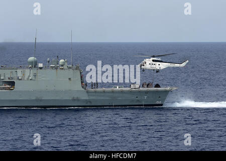 160419-N-IX266-024 USNS CHARLES DREW, in mare a bordo di un Eurocopter SA 330J Puma elicottero assegnato al trasporto di carichi secchi e munizioni nave USNS Charles Drew (T-AKE 10) assicura il rifornimento al carico di fregata australiana HMAS Anzac (FF 150) durante un rifornimento verticale funzionamento Aprile 19. Il rifornimento in mare si è verificato durante il transito dopo la multilaterale esercitazione navale di Komodo, che featured 35 marine attraverso la Indo-Asia-regione del Pacifico. (U.S. Foto della marina da Grady T. Fontana/RILASCIATO) MSC USNS Charles Drew effettua il rifornimento trilaterale in mare 160419-N-IX266-024 Foto Stock