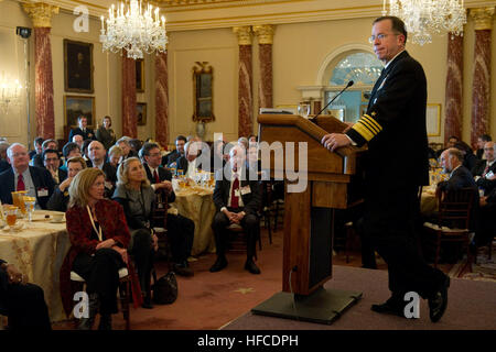 Stati Uniti Navy Adm. Mike Mullen, presidente del Comune di capi di Stato Maggiore offre commento all'annuale dei capi della conferenza sulla missione presso il Dipartimento di Stato a Washington D.C., Feb. 2. Mullen, partenariati Civilian-Military critiche per gli affari del mondo 362990 Foto Stock