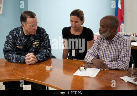 Navy Adm. Mike Mullen, presidente del Comune di capi di Stato Maggiore, incontra il Presidente haitiano Rene Garcia Preval durante una visita a Port au Prince, Haiti, nel febbraio 26. Mullen in Haiti 255153 Foto Stock