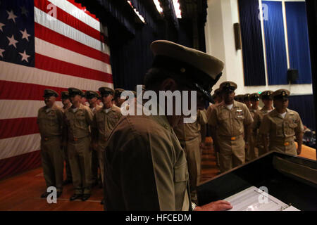 160916-N-DC740-098 Oak Harbor, nello Stato di Washington (Sett. 16, 2016) Il comando Master Chief (Pensionati) Darin parla a mano durante un Chief Petty Officer pinning cerimonia alla Naval Air Station Whidbey Island. Il CPO pinning cerimonia è una tradizione unica per la Marina Militare e significa una posizione cruciale di leadership e responsabilità per la Marina Militare. Il CPO rango è stato creato il 1 aprile 1893. (U.S. Foto di Marina di Massa lo specialista di comunicazione 2a classe John Hetherington) NASWI perni 73 160916 capi-N-DC740-098 Foto Stock