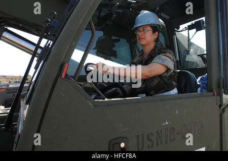 GUANTANAMO Bay a Cuba - Navy specialista della logistica 2a classe Yvonne Macias opera un carrello esteso come parte dei suoi doveri giornalieri, Feb 12, 2010. Macias, una base navale reservist da Houston, è parte del carico navale battaglione di movimentazione 13, il quale è stato attivato per fornire supporto logistico a U.S. Stazione navale di Guantánamo Bay per il funzionamento risposta unitaria. JTF Guantanamo conduce al sicuro, umano, legale e trasparente di cura e custodia dei detenuti, compresi quelli condannati dalla commissione militare e quelli ordinati rilasciato da un tribunale. La JTF conduce la raccolta di intelligence, analisi e diffusione f Foto Stock