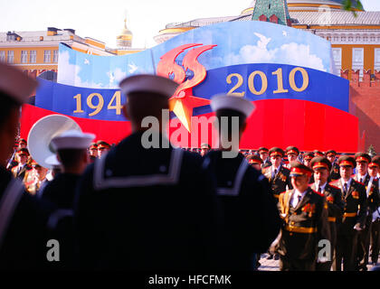 I membri dell'U.S. La banda della marina di attendere per riprodurre durante il sessantacinquesimo vittoria annuale parata del giorno. Truppe dalla Gran Bretagna, Francia, Polonia e Stati Uniti hanno marciato al fianco di 10.000 le forze russe mentre circa due dozzine di leader politici di tutto il mondo hanno partecipato all'anniversario. La sfilata ha inoltre presentato serbatoi, missili balistici e di un cavalcavia di 127 aeromobili. (U.S. Navy foto di Sottufficiali di prima classe Edward Vasquez) Banda della Marina Militare celebra la fine della seconda guerra mondiale 278760 Foto Stock