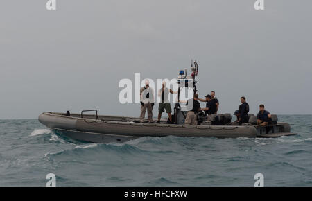 Velisti assegnati al Mobile Diving e unità di soccorso (MDSU) 1 e Littoral Combat Ship USS Fort Worth (LCS 3) fare i preparativi per il lancio di un pesce di traino laterali di scansione il sistema sonar dalla nave a 11 m dello scafo rigido barca gonfiabile. Fort Worth è attualmente sulla stazione nel mare di Giava e supporto-indonesiano ha guidato gli sforzi per individuare manca AirAsia volo QZ8501. (U.S. Foto di Marina di Massa Specialista comunicazione MC2 Antonio P. Turretto Ramos/RILASCIATO) Navy divers supporto volo AirAsia QZ8501 gli sforzi di ricerca 150104-N-DC018-207 Foto Stock