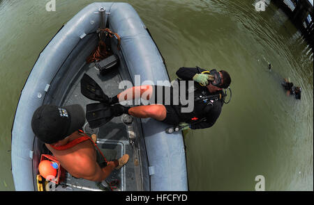 Una marina peruviana diver entra in acqua durante un giunto nazione sondaggio sottomarino di una nave affondata in Panama City Harbour. Porta locale autorità di assistenza richiesti da Mobile Diving e unità di soccorso 2, società 2-6, per indagare lo spostamento di un dodicenne nave affondata. MDSU-2 è che partecipano in Marina Diver-Southern stazione di partenariato esercizio, una partnership con una multinazionale di accoppiamento atti ad accrescere l'interoperabilità e partner la capacità della nazione attraverso operazioni di immersione. Navy Diver - Sud Stazione di partenariato 310336 Foto Stock