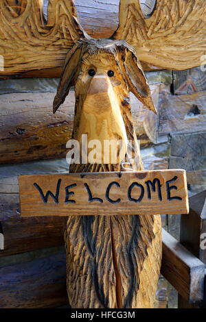 Statua di legno intagliato alci segno di benvenuto, Talkeetna Historic District, Alaska, STATI UNITI D'AMERICA Foto Stock