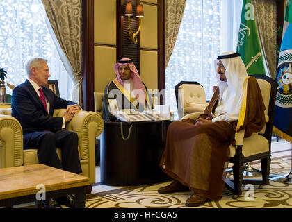 130518-N-AC887-004 Jeddah, Regno di Arabia Saudita (18 maggio 2013) segretario della Marina (SECNAV) Ray Mabus si incontra con il Principe ereditario dell'Arabia Saudita picco bin Abdulaziz, a Jeddah, Arabia Saudita. Mabus è in Arabia Saudita come parte di una più ampia visita in tutta la regione dove Egli viene incontro con i leader militari e civili per discutere della sicurezza nella regione e parlando con i marinai e marines per ringraziarli per il loro servizio e sacrificio.(STATI UNITI Foto della marina da capo la comunicazione di massa specialista rasoi Sam/RILASCIATO) segretario della Marina Militare in Arabia Saudita 130518-N-AC887-004 Foto Stock