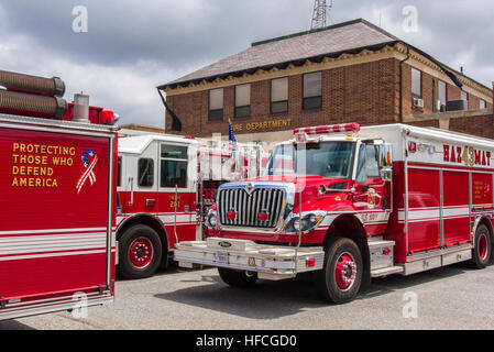 Nero pavese è stato visualizzato oggi presso la base comune (Anacostia-Bolling JBAB) Vigili del Fuoco in lutto per la perdita del quartiere navale di Washington (NDW) fuoco e i servizi di emergenza Batt. Capo John McDonald che ha passato modo questa mattina, mentre sul dovere alla stazione. (U.S. Navy foto di Lt. La Cmdr. Jim Remington/RILASCIATO) Navy veterano, fire ufficiale e ancora di salvezza passa via mentre il dazio a DC base militare 140530-N-WY366-001 Foto Stock