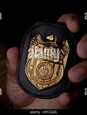 090625-N-6932B-015 WASHINGTON (25 giugno 2009) Il criminale navale servizio investigativo (NCIS) è la marina primaria dell applicazione della legge e la forza di controspionaggio. L'Agenzia lavora in tandem con locali, statali e federali di applicazione della legge nonché le agenzie estere per contrastare e indagare sui crimini più gravi che vanno dal terrorismo e spionaggio ai comuni che coinvolgono felonies dipartimento del personale della Marina Militare. (U.S. Navy illustrazione della foto mediante la comunicazione di massa Specialist 1a classe R. Jason Brunson/RILASCIATO) NCIS Badge in mano Foto Stock