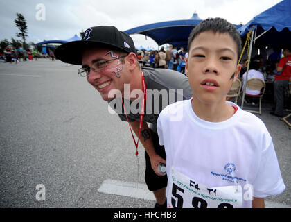 Naval Mobile Battaglione di costruzione 3's Maxmilian Hefty e il suo atleta mostrare il loro volto dipinti avevano fatto a xiv annuale di Kadena Special Olympics. Volontari da Naval Mobile Battaglione di costruzione 3 sia aiutato a prepararsi per il xiv annuale di Kadena Special Olympics e applauditi atleti il giorno dell'evento. La Kso è stata istituita dal XVIII Wing Commander nel 1999 come una via per costruire relazioni con le comunità vicine e i rappresentanti locali del governo fornendo allo stesso tempo una significativa attività per le particolari esigenze di bambini e adulti. L'evento è cresciuto da circa Foto Stock